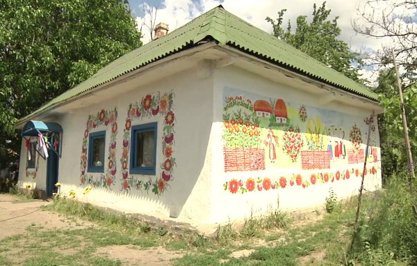 Image - A house in Petrykivka.